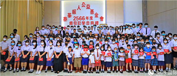 圖為出席嘉賓和現(xiàn)場(chǎng)獲獎(jiǎng)學(xué)生合影留念。人民網(wǎng)記者 白元琪攝