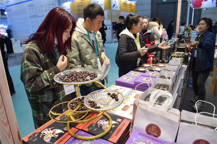 11月16日，觀眾在第七屆絲博會(huì)印度尼西亞展位上參觀選購(gòu)食品。新華社記者 邵瑞 攝