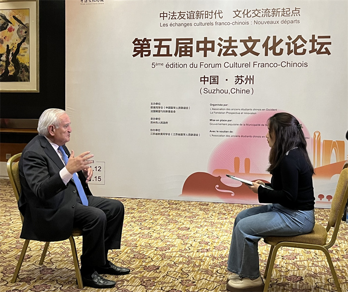 法國前總理、法國展望與創(chuàng)新基金會主席讓-皮埃爾·拉法蘭接受人民網(wǎng)的采訪。（國際在線供圖）