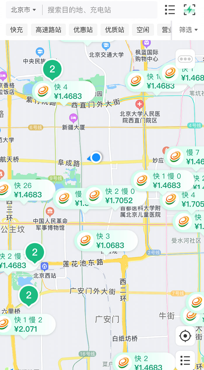 中新財(cái)經(jīng)查詢相關(guān)充電APP發(fā)現(xiàn)，電價(jià)平峰時(shí)段，快充樁的價(jià)格普遍在1.4元度左右。