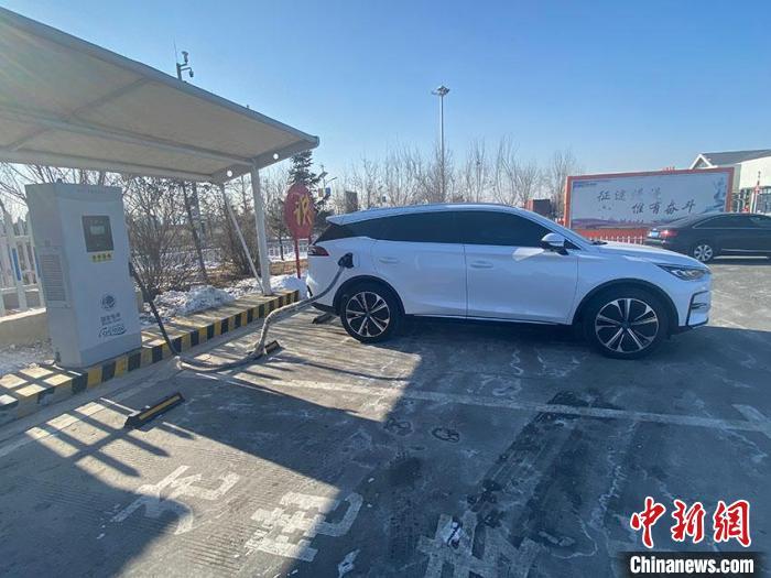 資料圖：新能源汽車正在充電?！±畹?攝