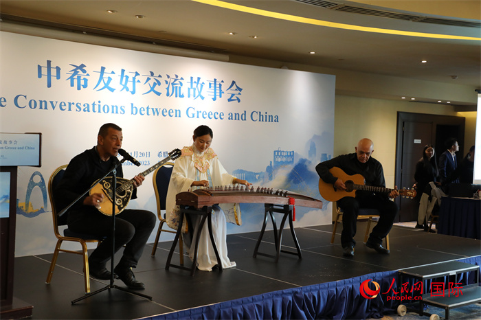 中希藝術(shù)家用古箏和布祖基琴演奏希臘著名歌曲《比雷埃夫斯的孩子》。   人民網(wǎng)記者 謝亞宏攝