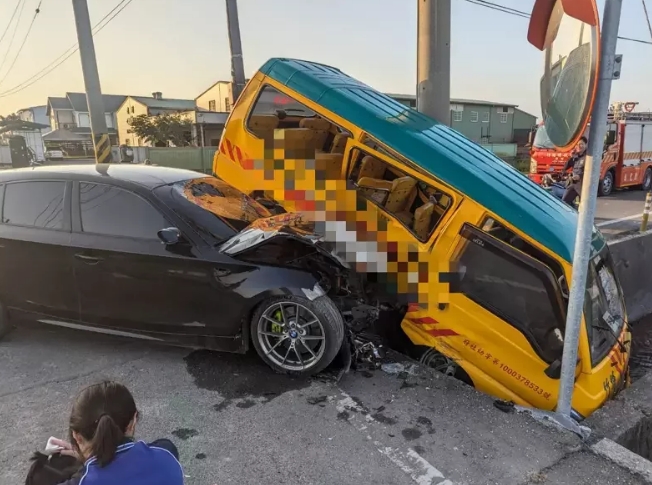 托兒所校車被轎車從側(cè)邊撞上，車體嚴(yán)重毀損。圖片來源：臺灣《聯(lián)合報》民眾供圖
