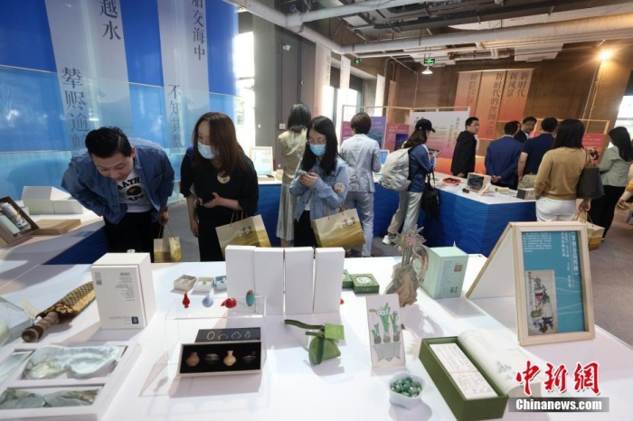 9月28日，“一帶一路，文明之橋”圖書文創(chuàng)展在北京圖書大廈開幕，圖為觀眾參觀展覽。<a target='_blank' href='/'><p  align=