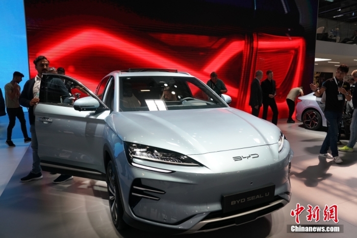 2023年德國國際汽車及智慧出行博覽會(huì)(IAA mobility)(亦簡稱慕尼黑國際車展)將于9月5日正式開幕。在9月4日舉行的媒體日，記者看到諸品牌紛紛攜“拳頭”產(chǎn)品亮相。圖為當(dāng)日比亞迪SEAL U在歐洲首秀。<a target='_blank' href='/'><p  align=