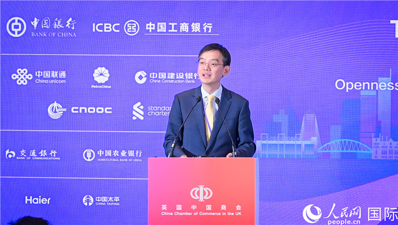 英國中國商會(huì)會(huì)長、中國銀行倫敦分行行長方文建 致歡迎辭。人民網(wǎng) 郭錦標(biāo)攝