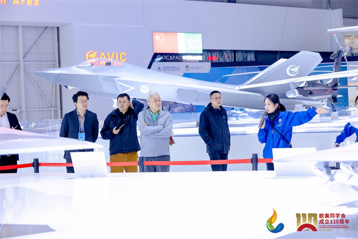 參會嘉賓和留學(xué)歸國人員參觀珠海太空中心。主辦方供圖