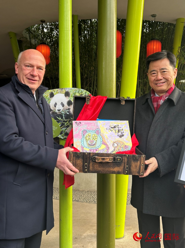 吳墾大使和韋格納市長(zhǎng)手捧德國(guó)兒童為“夢(mèng)想”“夢(mèng)圓”準(zhǔn)備的手繪“送別大禮包”。人民網(wǎng)記者 徐馨攝