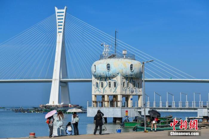 圖為游客在文昌鋪前漁港游玩。<a target='_blank' href='/' _fcksavedurl='/' ><p  align=