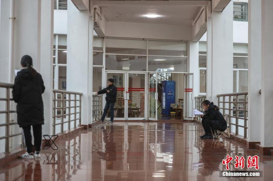 資料圖：幾位考研學(xué)生在南昌大學(xué)教學(xué)樓的天橋上復(fù)習(xí)備考。劉力鑫 攝