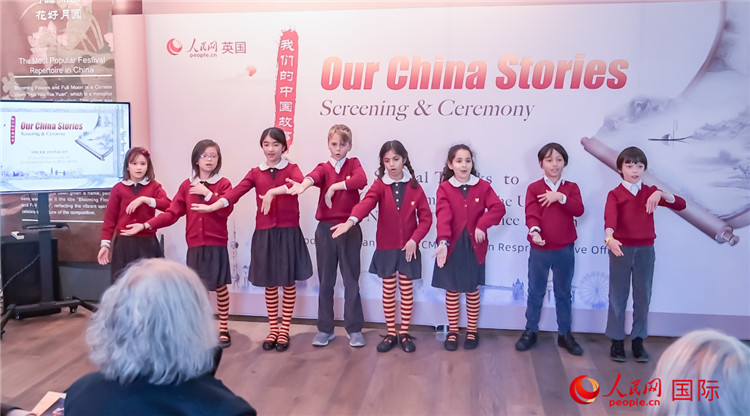 肯辛頓韋德預備學校小學生表演。人民網 郭錦標攝