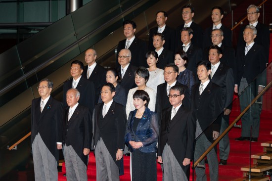 9月13日，日本首相岸田文雄（前排中）在東京的首相官邸率閣僚合影。新華社記者張笑宇攝