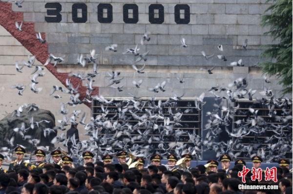 12月13日是第十個(gè)南京大屠殺死難者國(guó)家公祭日。當(dāng)天上午，南京大屠殺死難者國(guó)家公祭儀式在侵華日軍南京大屠殺遇難同胞紀(jì)念館舉行。圖為國(guó)家公祭儀式現(xiàn)場(chǎng)。中新社記者 泱波 攝