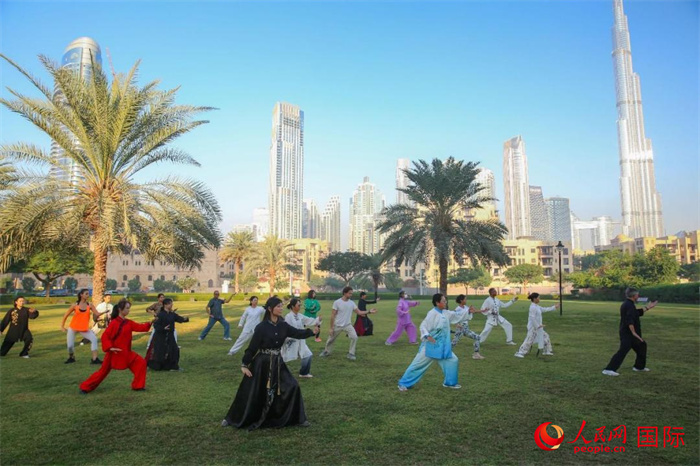 迪拜民眾在練習(xí)太極拳。人民網(wǎng) 塔里克·易卜拉欣攝