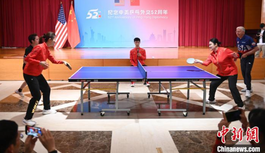 當(dāng)?shù)貢r間12月13日，中國駐美使館在華盛頓舉辦慶?；顒蛹o(jì)念中美乒乓外交52周年。圖為丁寧、劉偉、戴爾等中美運動員上演混雙表演賽。中新社記者 陳孟統(tǒng) 攝