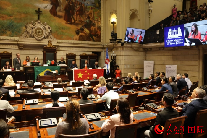 當(dāng)?shù)貢r(shí)間12月15日晚，巴西里約熱內(nèi)盧市議會(huì)在議會(huì)大廳舉行隆重儀式，向一批為推動(dòng)巴西和中國(guó)友好合作做出突出貢獻(xiàn)的機(jī)構(gòu)、團(tuán)體和個(gè)人授予“杰出貢獻(xiàn)獎(jiǎng)”。人民網(wǎng)記者 時(shí)元皓攝