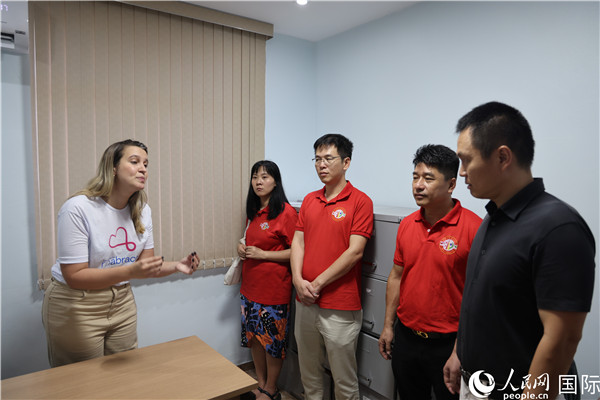 王尉育等人參觀并了解協(xié)會(huì)活動(dòng)場(chǎng)所及設(shè)施。人民網(wǎng)記者 時(shí)元皓攝