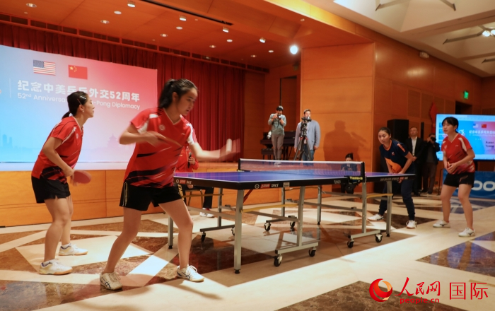 來自北京大學(xué)、美國弗吉尼亞大學(xué)的中美青年乒乓球運動員進(jìn)行表演賽。人民網(wǎng)記者 李志偉攝