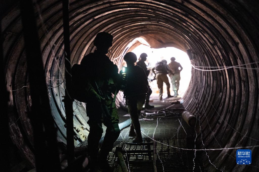 這張以色列國防軍12月17日發(fā)布的照片顯示，以軍地面部隊在加沙地帶發(fā)現一處大型地下隧道。新華社發(fā)