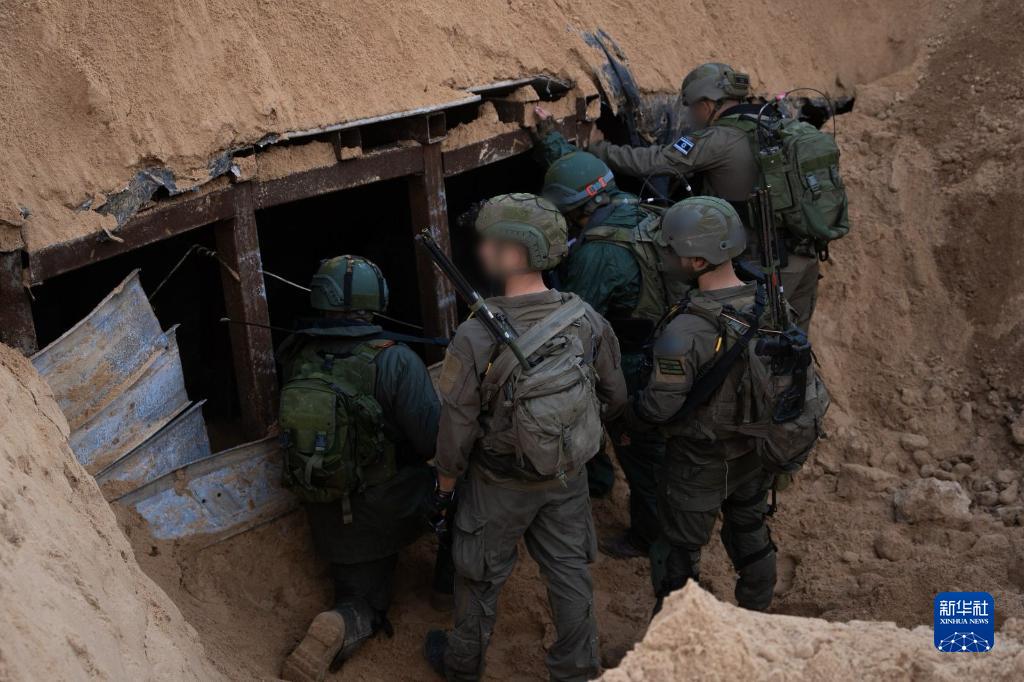 這張以色列國防軍12月17日發(fā)布的照片顯示，以軍地面部隊在加沙地帶發(fā)現一處大型地下隧道。新華社發(fā)