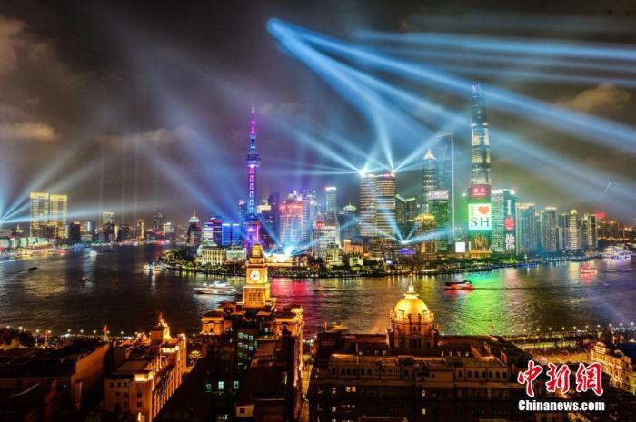 資料圖：上海外灘國慶燈光秀流光溢彩。 黃偉國 攝