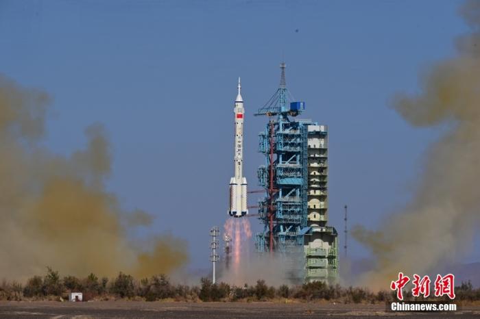 資料圖：北京時(shí)間2023年10月26日11時(shí)14分，搭載神舟十七號載人飛船的長征二號F遙十七運(yùn)載火箭在酒泉衛(wèi)星發(fā)射中心點(diǎn)火發(fā)射。汪江波 攝