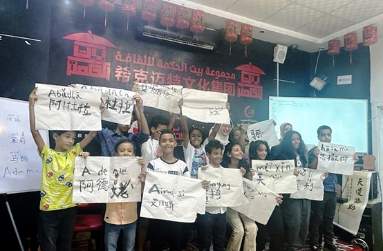 學(xué)著用中文書寫自己姓名的埃及兒童們。埃及?？诉~特文化集團(tuán)供圖
