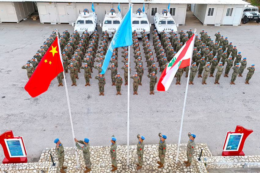 1月1日，中國第22批赴黎巴嫩維和官兵們舉行升旗儀式。胡光明攝