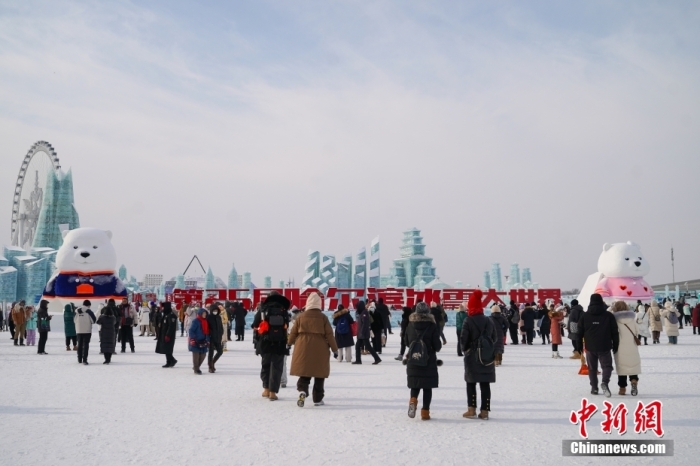 1月4日，第25屆哈爾濱冰雪大世界內(nèi)的冰雕吸引游客觀看。白天的冰雪大世界，游客仿佛置身現(xiàn)實(shí)版“冰雪奇緣”。<a target='_blank' href='/'><p  align=