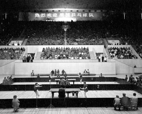圖為1971年4月13日，中華全國體育總會舉行歡迎儀式，歡迎前來中國進行訪問的美國乒乓球代表團。中美兩國乒乓球運動員在北京首都體育館進行了友誼比賽。新華社發(fā)