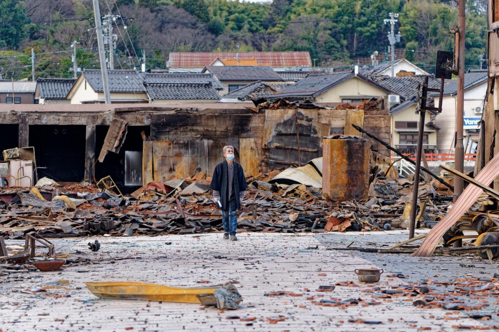 1月4日，一名市民查看日本石川縣輪島市“輪島早市”廢墟。新華社記者張笑宇攝