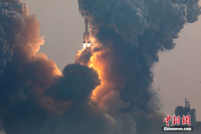 北京時間1月11日13時30分，引力一號遙一運載火箭由太原衛(wèi)星發(fā)射中心在山東海陽附近海域點火升空，將云遙一號18～20星3顆衛(wèi)星送入預(yù)定軌道，飛行試驗任務(wù)獲得圓滿成功。這是引力一號火箭首次飛行，創(chuàng)造全球最大固體運載火箭、中國運力最大民商火箭紀(jì)錄。圖/太原衛(wèi)星發(fā)射中心