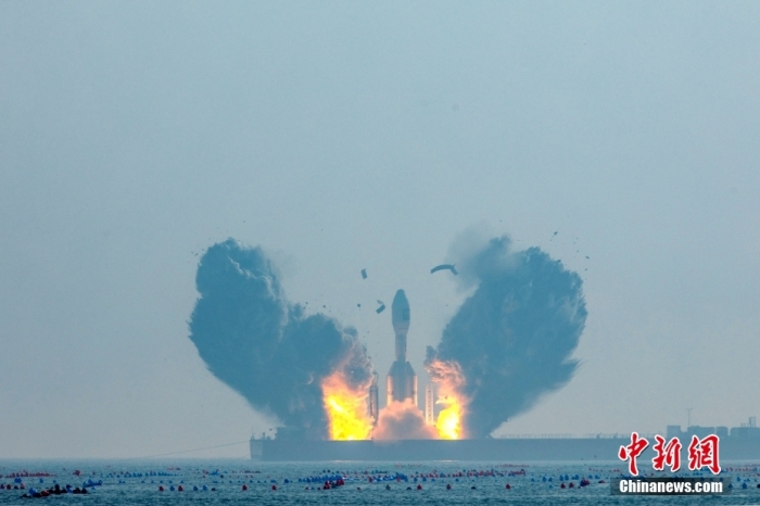 北京時間1月11日13時30分，引力一號遙一運載火箭由太原衛(wèi)星發(fā)射中心在山東海陽附近海域點火升空，將云遙一號18～20星3顆衛(wèi)星送入預(yù)定軌道，飛行試驗任務(wù)獲得圓滿成功。這是引力一號火箭首次飛行，創(chuàng)造全球最大固體運載火箭、中國運力最大民商火箭紀(jì)錄。圖/太原衛(wèi)星發(fā)射中心