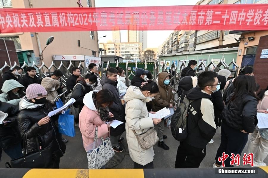 2023年11月26日，山西省太原市，考生步入考場(chǎng)。當(dāng)日，中央機(jī)關(guān)及其直屬機(jī)構(gòu)2024年度考試錄用公務(wù)員公共科目筆試開考。<a target='_blank' href='/'><p  align=