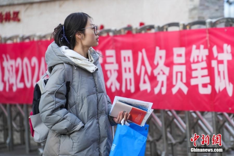 2023年11月26日，山西省太原市，考生步入考場(chǎng)。當(dāng)日，中央機(jī)關(guān)及其直屬機(jī)構(gòu)2024年度考試錄用公務(wù)員公共科目筆試舉行。<a target='_blank' href='/'><p  align=