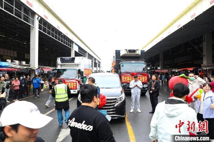 運(yùn)載蔓越莓車隊(duì)前，不少民眾正在圍觀打卡。 王偉臣 攝