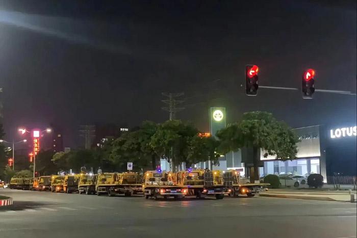 有多輛拖車出現(xiàn)在東莞寮步汽車城門口。視頻截圖