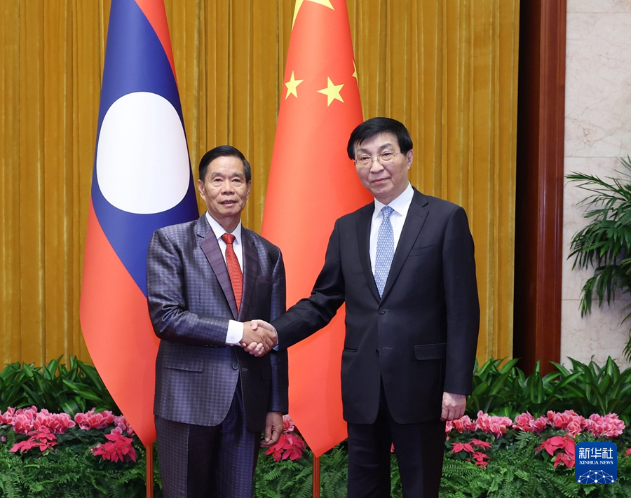 1月22日，中共中央政治局常委、全國(guó)政協(xié)主席王滬寧在北京會(huì)見(jiàn)老撾人民革命黨中央政治局委員、建國(guó)陣線中央委員會(huì)主席辛拉馮。新華社記者 王曄 攝