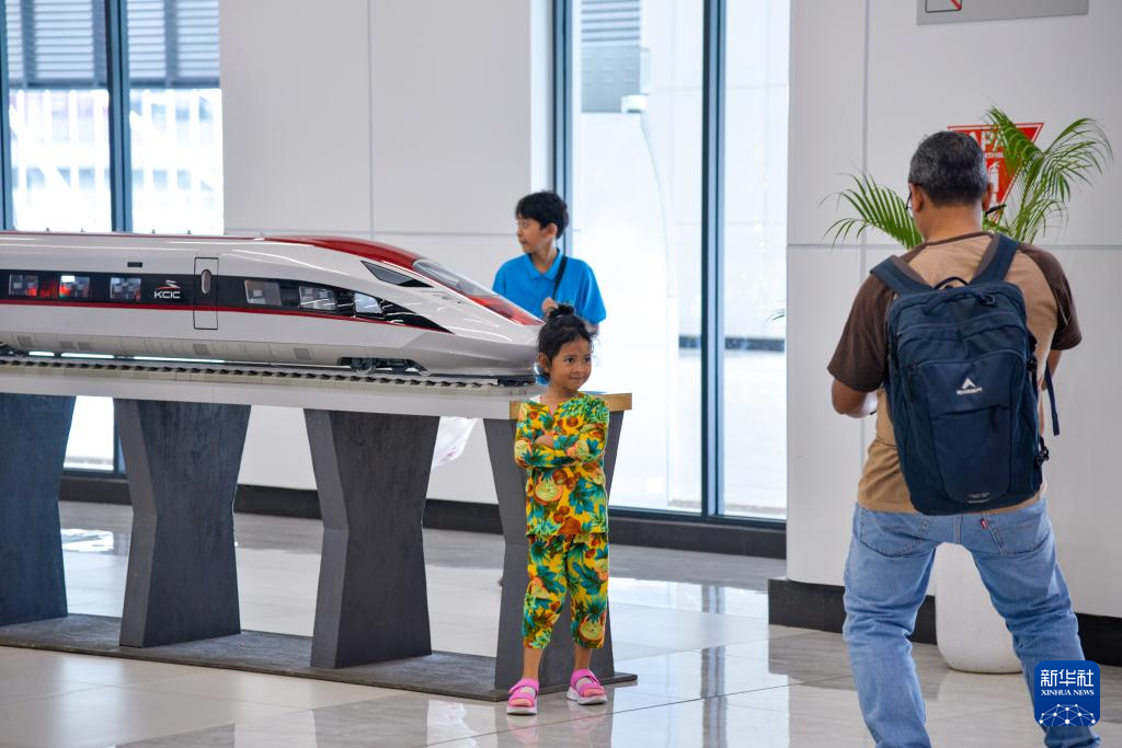 1月24日，在印度尼西亞雅加達(dá)哈利姆站候車大廳，一名小朋友和雅萬(wàn)高鐵高速動(dòng)車組模型合影。新華社記者 徐欽 攝