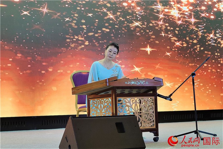 揚(yáng)琴演奏家劉艮演奏《夢(mèng)中的婚禮》。人民網(wǎng)記者 于宏建攝