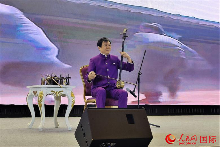 二胡演奏家、國(guó)家一級(jí)演員王之輝演奏《新春樂(lè)》。人民網(wǎng)記者 于宏建攝