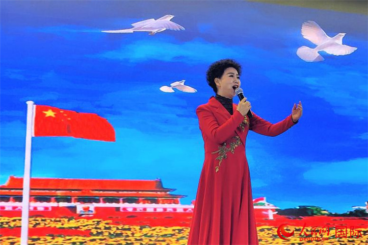 女高音歌唱家、國(guó)家一級(jí)演員江如虹演唱《我愛(ài)你中國(guó)》。人民網(wǎng)記者 于宏建攝