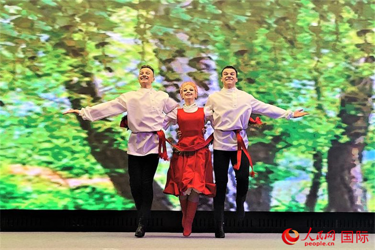 來(lái)自莫斯科州藝術(shù)學(xué)院舞蹈團(tuán)的演員表演舞蹈《三套車》。人民網(wǎng)記者 于宏建攝