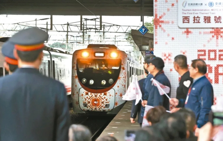 圖為彩繪列車“SIRAYA西拉雅號”。圖片來源：臺灣《聯(lián)合報》侯永全攝