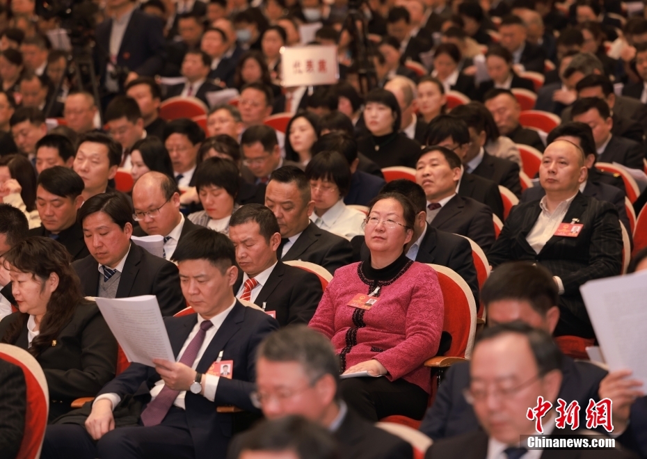 1月23日，安徽省第十四屆人民代表大會第二次會議在合肥開幕。圖為代表委員認真聽取政府工作報告。