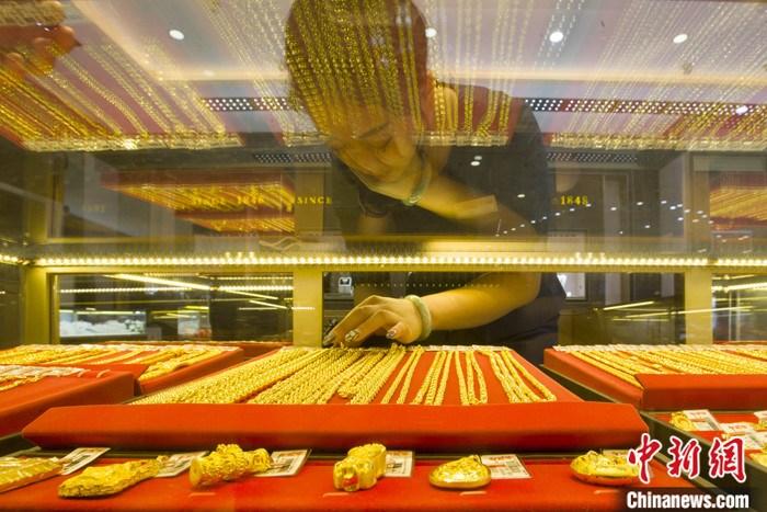 山西省太原市，一商場(chǎng)工作人員整理黃金飾品。