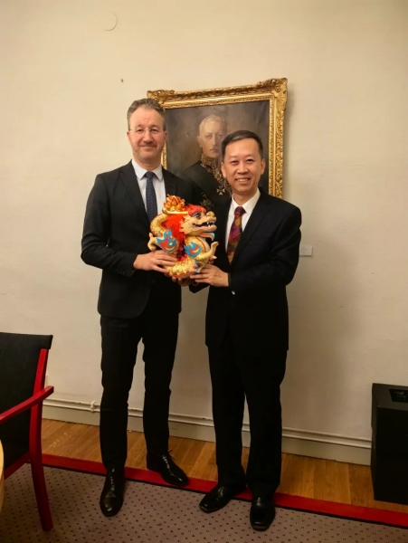 中國駐瑞典大使崔愛民（右）會見瑞典外交部外貿(mào)總司長嚴(yán)波（左）。中國駐瑞典大使館供圖