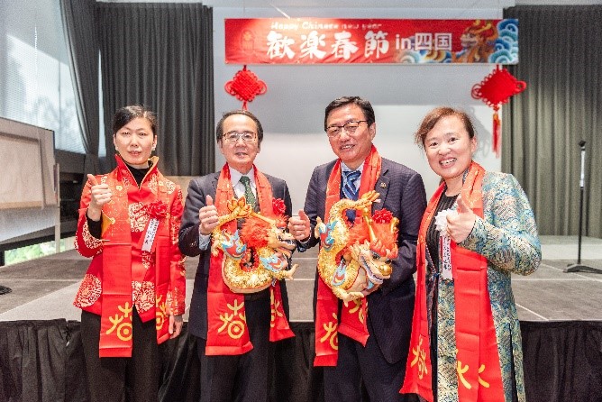 向池田知事、大西市長(zhǎng)贈(zèng)送“歡樂春節(jié)“吉祥龍。從左到右為魏有美副總領(lǐng)事、池田豊人知事、大西秀人市長(zhǎng)、馬曉琛主任。中國(guó)駐大阪旅游辦事處供圖