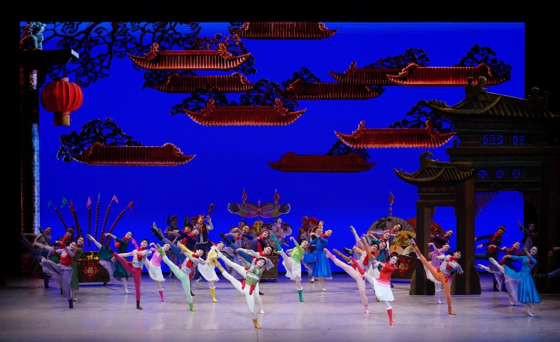 1月26日晚，中央芭蕾舞團(tuán)賀歲芭蕾舞劇《過(guò)年》作為開(kāi)幕演出，亮相阿布扎比國(guó)際藝術(shù)節(jié)，圖為劇照。中央芭蕾舞團(tuán)供圖