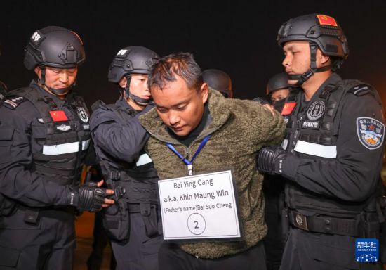 1月30日，在緬甸內(nèi)比都國際機場，緬甸警方依法向我公安機關(guān)移交緬北重大犯罪嫌疑人白應(yīng)蒼。新華社記者 殷剛 攝